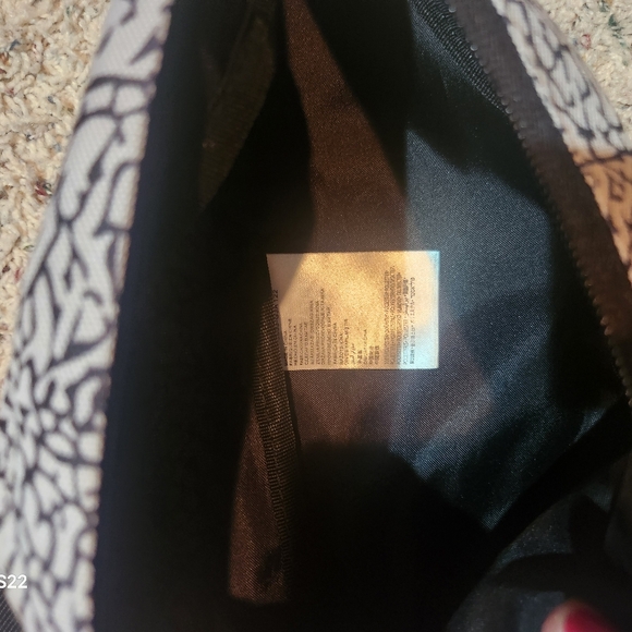 Air Jordan body satchel - Picture 3 of 3